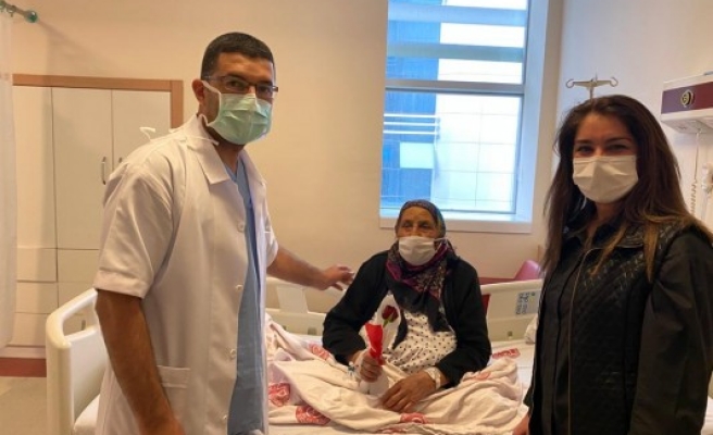 Başhekim Güzelçiçek’ten hasta annelere hediye