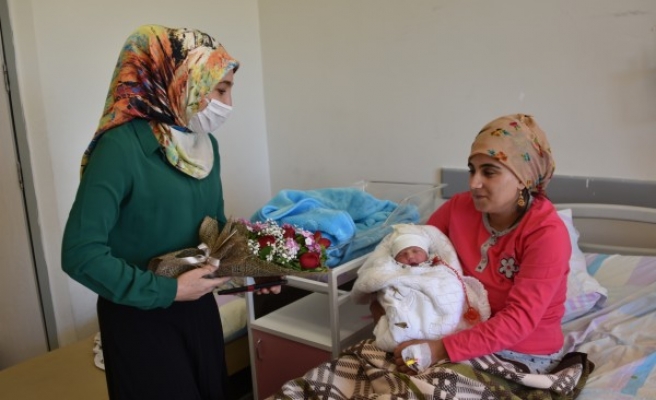 Urfa'da ilk kez annelik duygusunu tadan kadınlara çiçek verildi