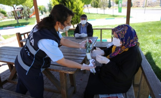 Urfa'daki annelere gül ve karanfil verildi
