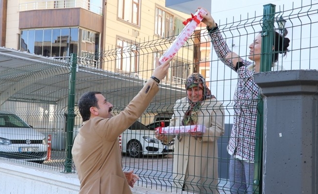 Karaköprü Belediye Başkanından annelere hediye
