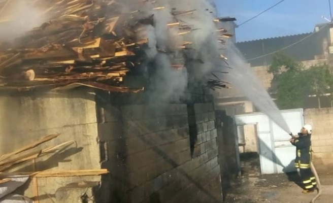 Suruç'ta bir evin odunluğu yandı