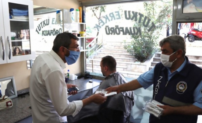 Büyükşehir, berber ve kuaförlere ücretsiz maske dağıttı