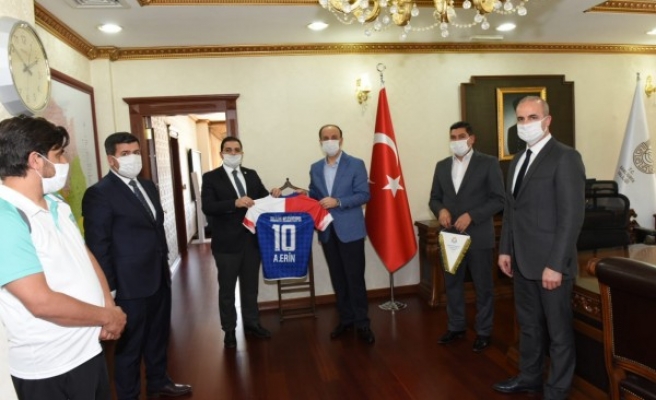 Vali Erin, Efeler Ligine yükselen voleybolcuları ağırladı