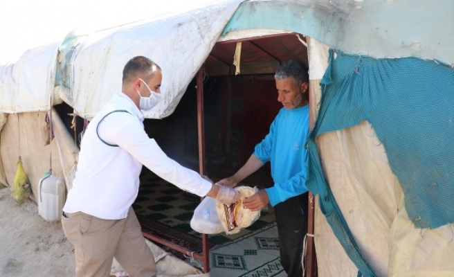 Hayrat Vakfı Telabyad'da: 500 kişiye iftarlık dağıtıldı