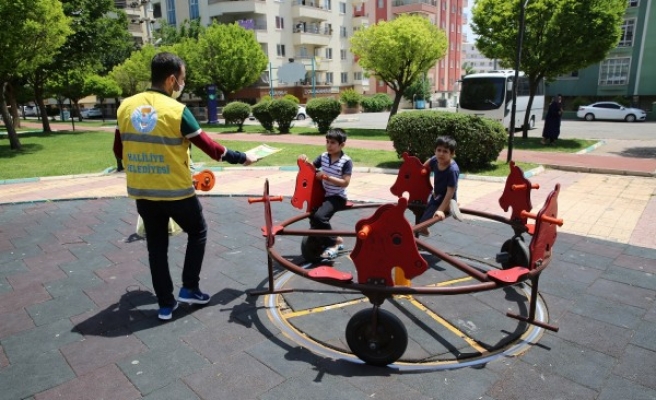 Sokağa çıkan çocuklara Haliliye'den sürpriz