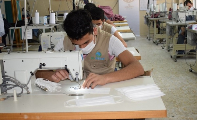 Şanlıurfa’da El Hayat Derneği’nden 100 bin maske üretimi