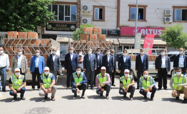 Büyükşehir, Hilvan’daki esnaf ve ailelere yardım dağıttı