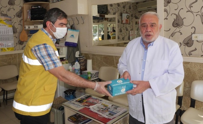 Haliliye’de berber ve kuaförlere maske dağıtılıyor