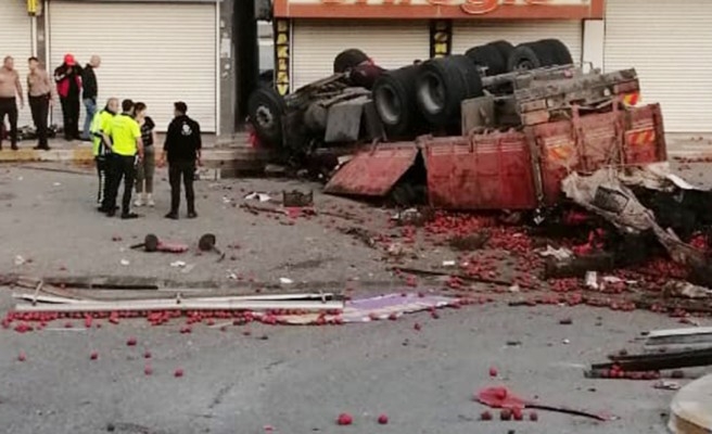 Birecik'te kamyon devrildi: 1 kişi yaşamını yitirdi