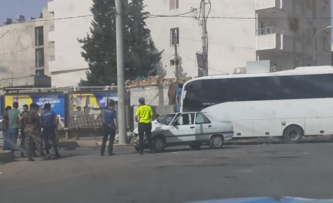Akçakale'de polisleri taşıyan minibüs ile otomobil çarpıştı