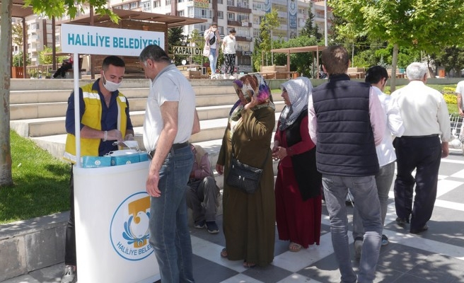 Vatandaşlara ücretsiz maske dağıtımı sürüyor