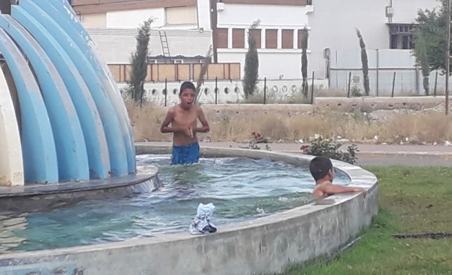 Urfa'da çocuklar, yasağa rağmen süs havuzuna girdi