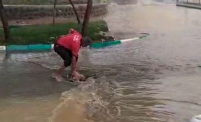 Urfa'da şiddetli yağış sokağı göle çevirdi