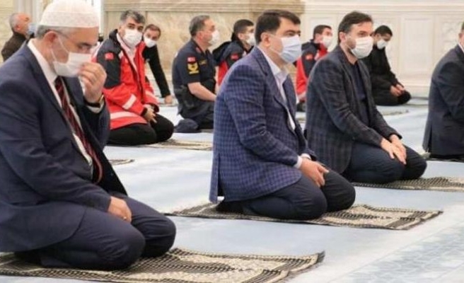 Ankara’daki bayram namazında Urfalılar da saf tuttu!