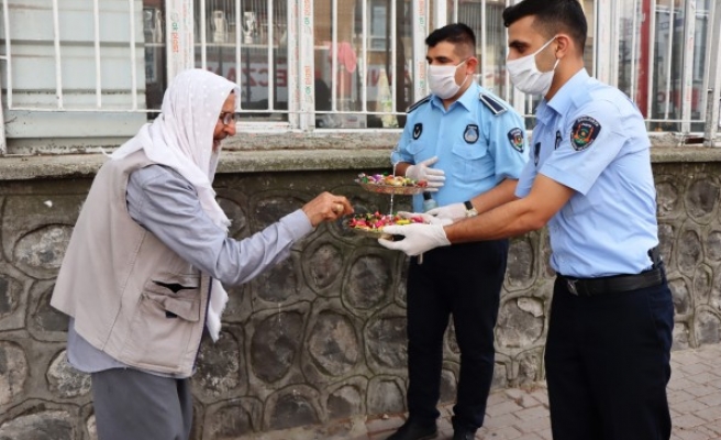 Büyükşehir, 65 yaş üstü vatandaşları bayramda yalnız bırakmadı