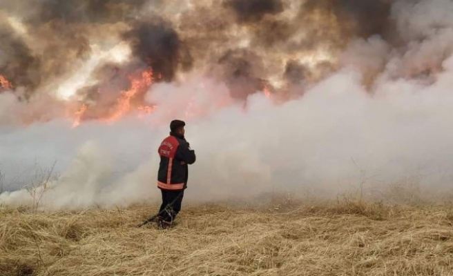 Şanlıurfa İtfaiyesinden sınır ötesindeki yangına müdahale