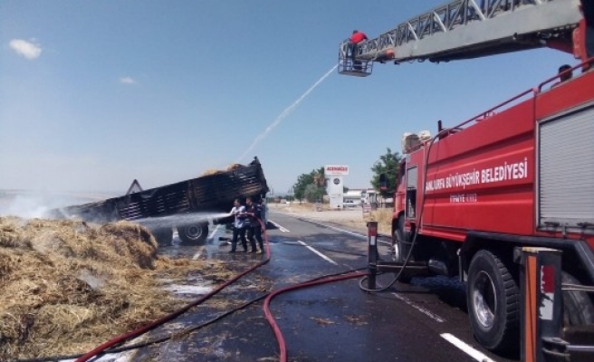 Urfa'da saman yüklü TIR alev alev yandı