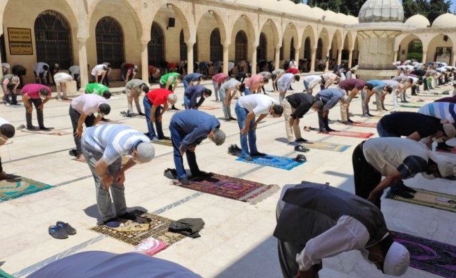 Uzun aradan sonra Dergah Camii'inde Cuma namazı kılındı