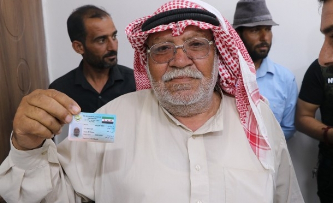 Sınırın öte tarafında kimlik kartları veriliyor