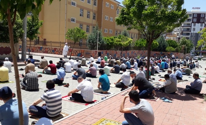 Karaköprü'deki camilerde de maske dağıtıldı