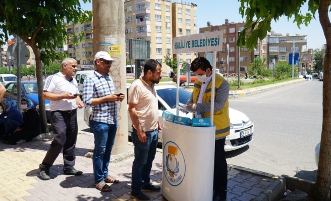Haliliye’de ücretsiz maske dağıtımı sürüyor