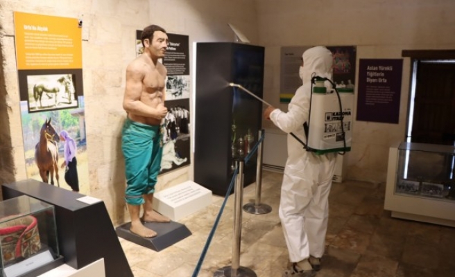 Urfa'da yarın açılacak olan müze ve kafeler dezenfekte edildi