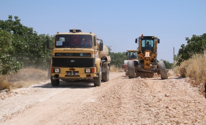 Urfa’da yol yapım ve onarım çalışmaları sürüyor