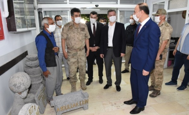 Vali Erin, Siverekli taş ustasını ziyaret etti