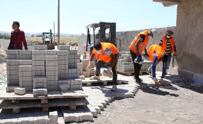 Urfa’nın ilçesinde yol çalışmaları sürüyor