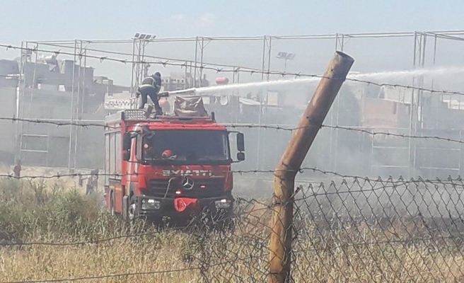 Urfa'da boş arazideki kuru otlar alev aldı