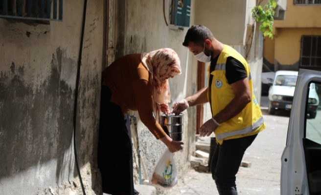 Haliliye’de ihtiyaç sahiplerine sıcak yemek dağıtımı sürüyor