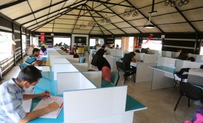 Öğrenciler Kitap Otağında sınava hazırlanıyor