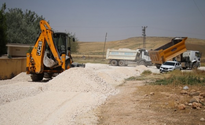 Haliliye’de yol çalışmaları merkez ve kırsalda sürüyor