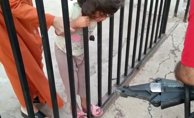 Oyun oynarken başı sıkıştı: Ekipler kurtardı