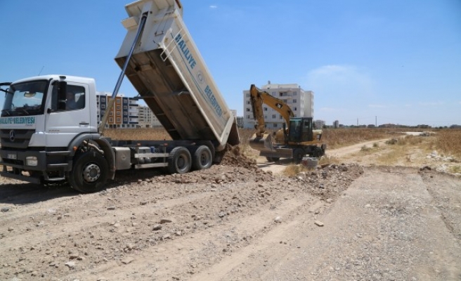 Konuklu’da yol ve semt pazarı çalışmaları sürüyor