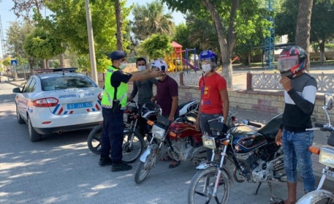 Urfa’da sürücülere reflektör ve kask dağıtıldı