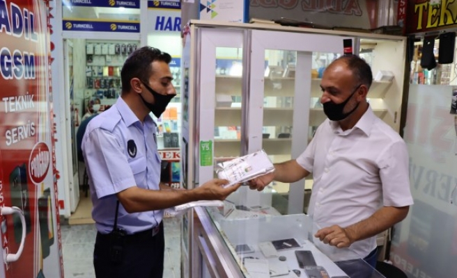 Büyükşehir ekipleri esnafa maske dağıttı