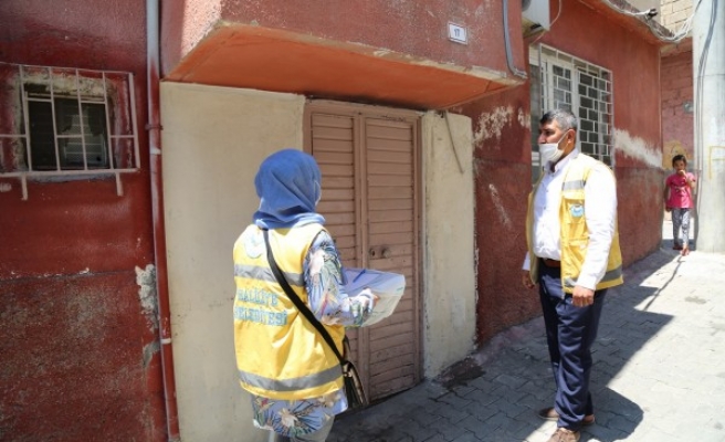 Urfa’da ihtiyaç sahibi ailelere alışveriş kartları teslim ediliyor