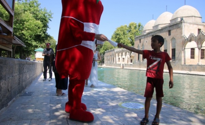 Şanlıurfa'da 'İsot' kostümlü maskotlar maske dağıttı