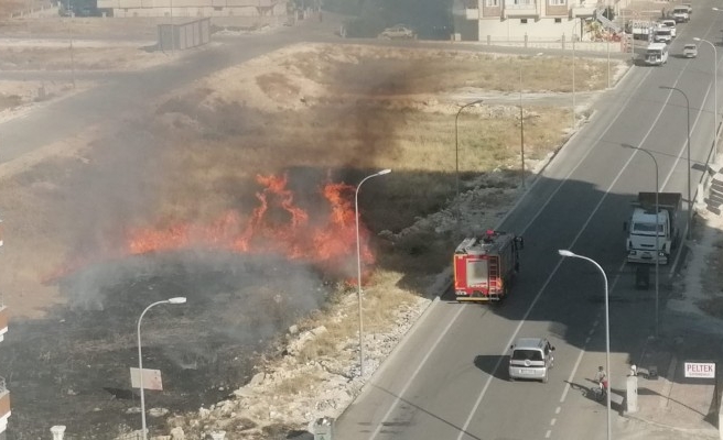 Karaköprü'de çıkan yangına itfaiye müdahale etti