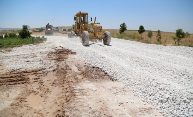 Urfa’nın ilçesinde yol çalışmaları devam ediyor