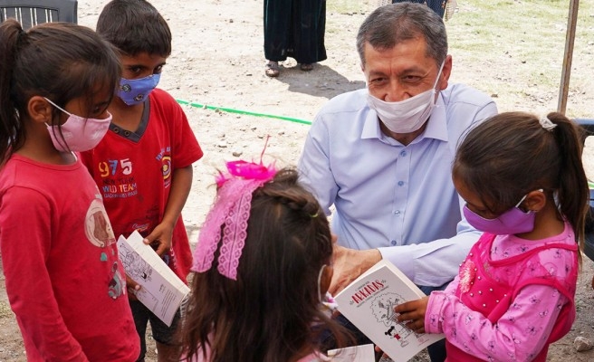 Milli Eğitim Bakanı, Urfalı tarım işçilerini ziyaret etti