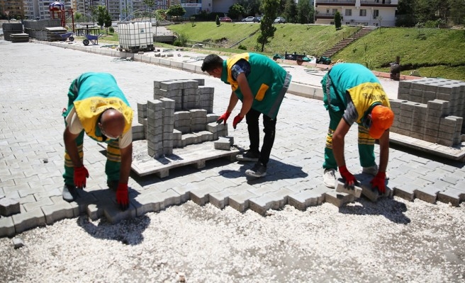 Karaköprü'de parke taşı çalışmaları sürüyor