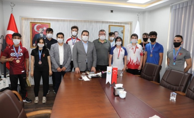 Canpolat şampiyonları misafir etti: Hediyeler verildi