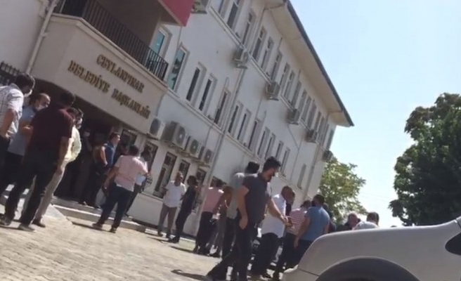 Şanlıurfa'da belediye binası basıldı, başkan darp edildi