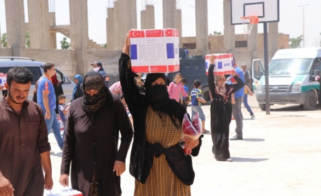 Barış Pınarı bölgesinde bayram öncesi yardımlar dağıtıldı