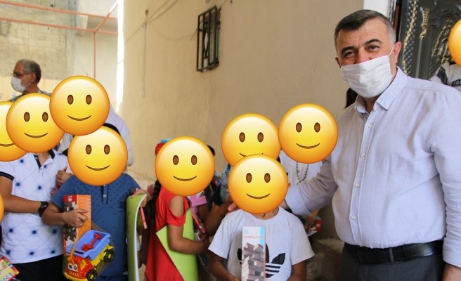 Bayram öncesi yetim çocuklara hediyeler verildi