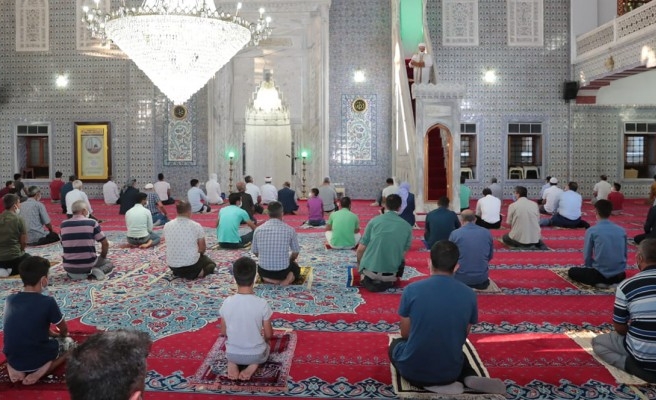 Şanlıurfa'da 'korona' tedbirli bayram namazı