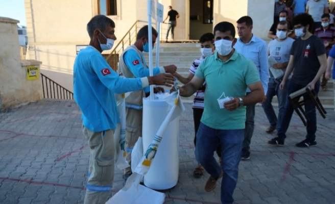 Haliliye’de ekipler poşet ve şeker dağıttı