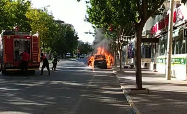 Karaköprü'deki araç yangını korkuttu